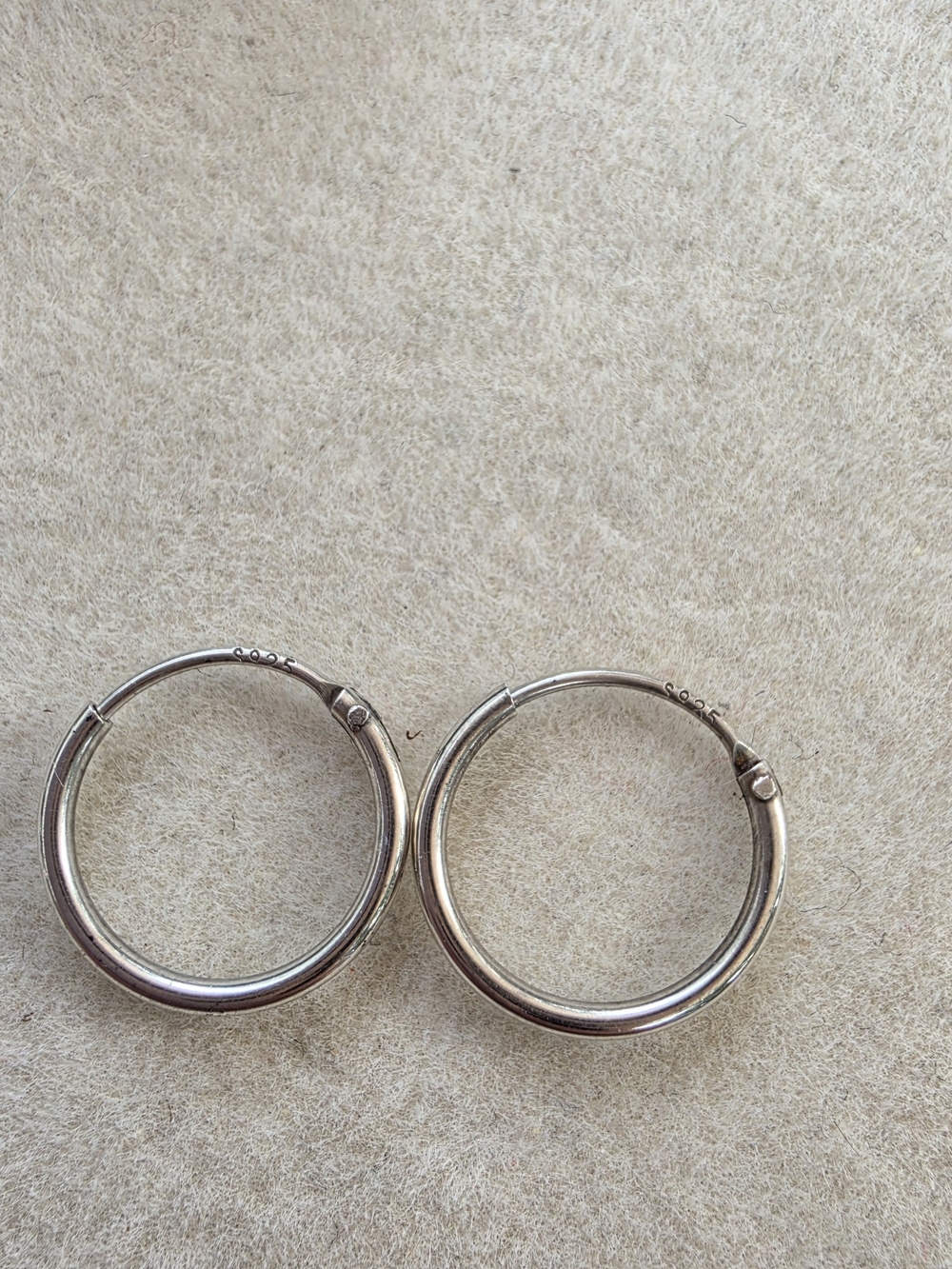 Sterling Silver Hoop Earrings • 0.40g